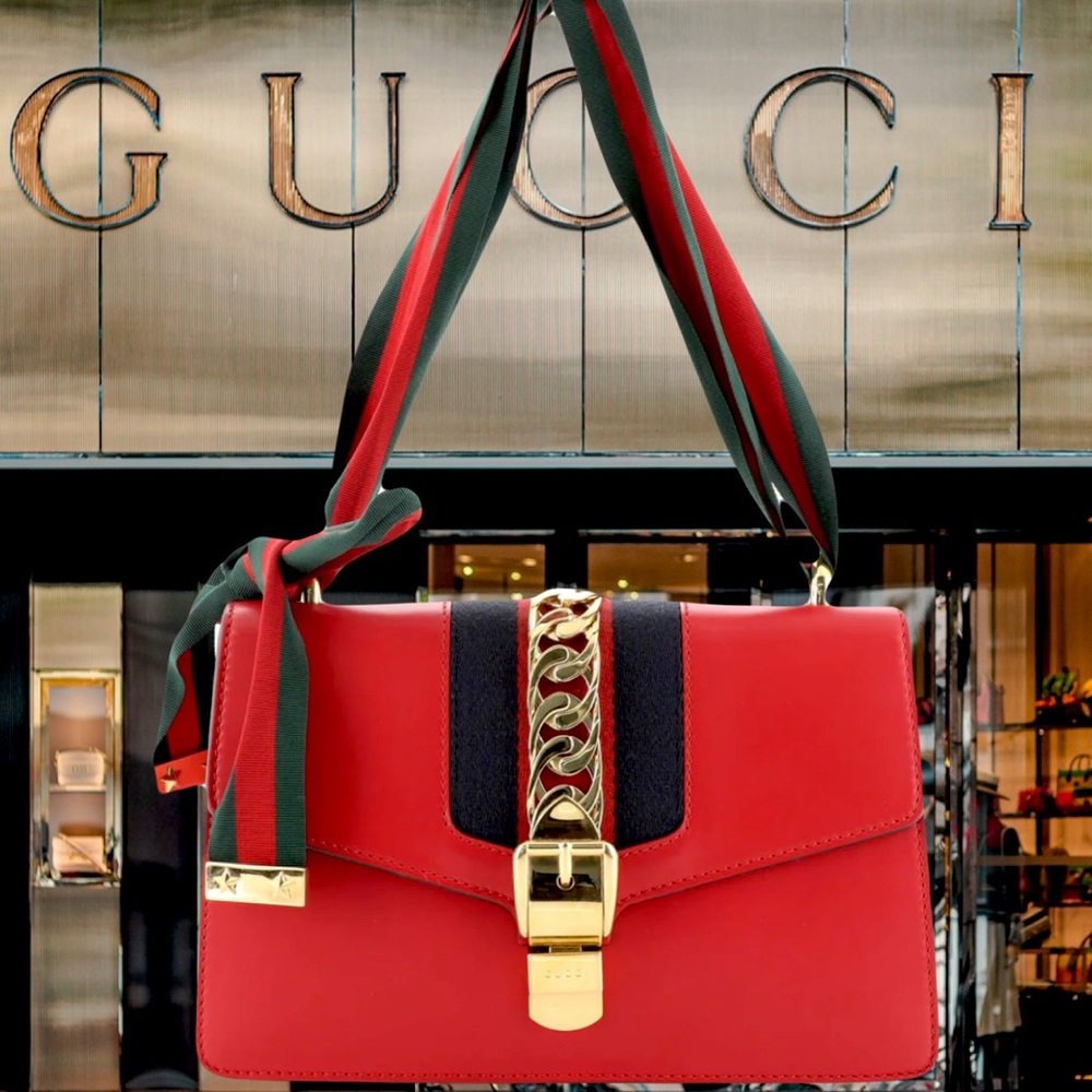 Gucci Authentic Red Shoulder Bag In Excellent Condition